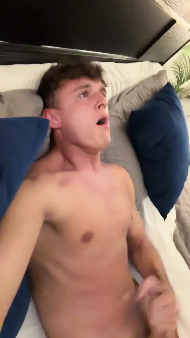 Jak mastürbasyon yaparken yakalanıyor ve sonra dölünü boşaltıyor