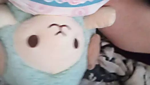 Bezli femboy doldurulmuş koyununu kamburlaştırıyor