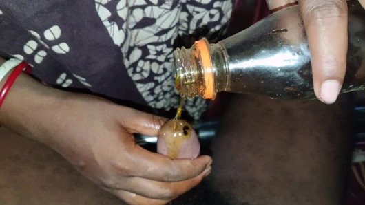 Desi housewife ne Tel lagaya aur gand chudai ki