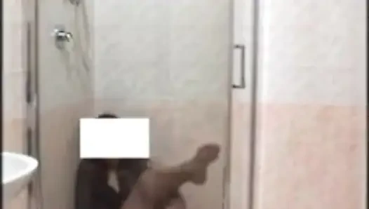 Külotlu çorapla duşta