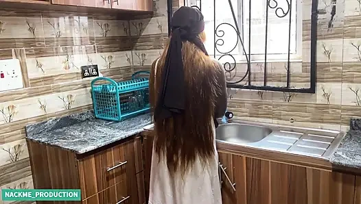 Erkek arkadaşım beni ziyarete geldi ve sonunda büyük üvey kız kardeşimi sikiyor