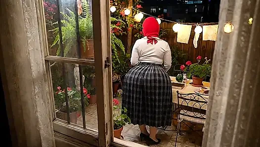 Üniformalı büyük götlü kız öğrenci arka bahçede gözetleniyor