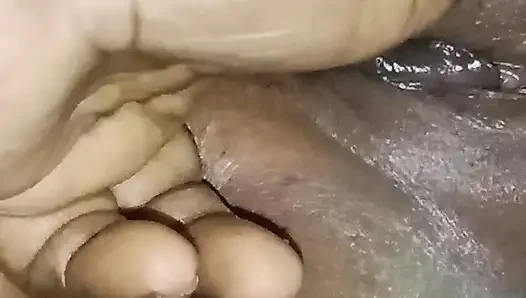 Üvey kız arkadaşımın amına yağla masaj yaptı ve parmaklandı.