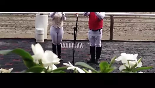 Erkek ve dişi birlikte tatlı müzik yapıyor