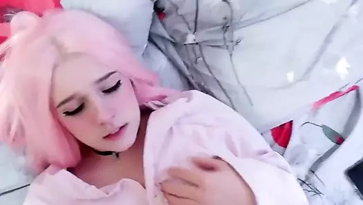 Büyük memeli tatlıları sikiyor ve sonra emmesine izin veriliyor