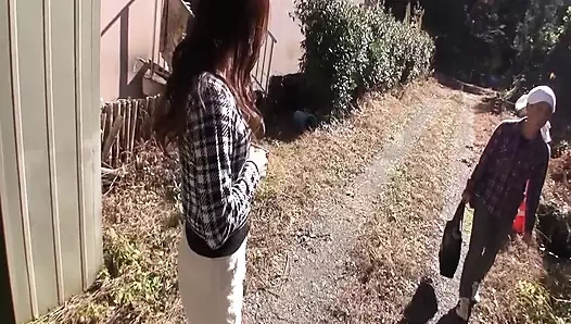 Japon kız arabada bir adamın yarağını emdikten sonra dışarıda çalısını bir oyuncakla tatmin ediyor