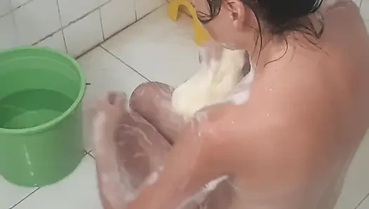 Seksi ev hanımı banyoda, en doğal haliyle.