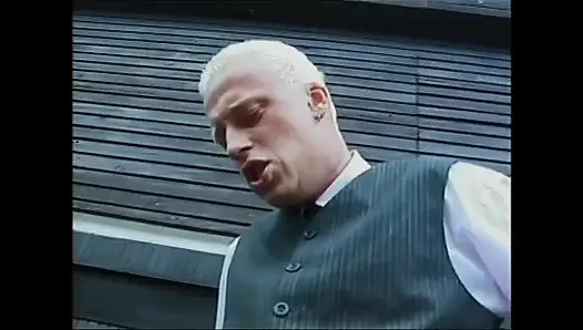 Genç zenci kız arka barda sikiliyor ve büyük yarakla ağzına boşalıyor