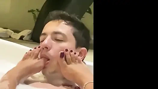 Tanrıça Kiffa küvette ayakla mastürbasyon ve ayak ibadeti