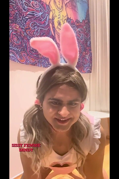 Bekaret kadın kılıklı: kaseye işiyor ve yutuyor (tavşan kıyafeti)