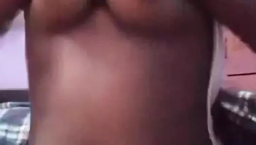 Hintli kız göğüslerini ve amcığını gösteriyor