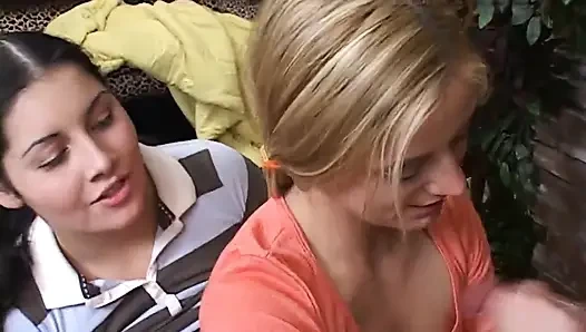 Esmer ve sarışın orta yaşlı seksi kadınlar ıslak yarak emiyor