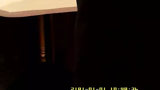 Baş aşağı sarışın bayan ve kaslı adam