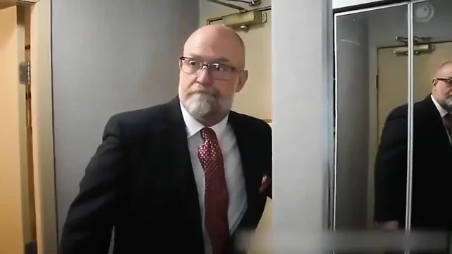 Üvey baba işten eve geliyor ve boşaltması gerekiyor