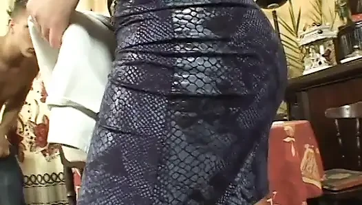 Sarışın orta yaşlı seksi kadın zevkle çığlık atıncaya kadar masada götüne yarak sokuyor