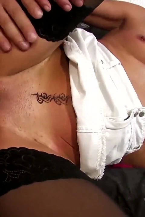 Esmer orta yaşlı seksi kadın göt deliğinden arkadan sikiliyor