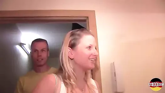 Almanya'dan azgın sarışın orta yaşlı seksi kadın büyük yaraklı komşusunu memnun ediyor