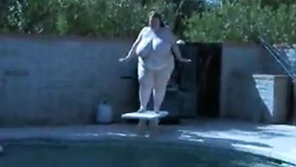 Bir havuzda büyük sıçrama bbw