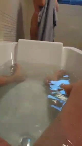 Pawg karısı banyodan çıkıyor