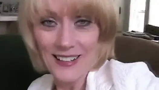 Sahte memeli olağanüstü sarışın bayan yarak emmeyi biliyor