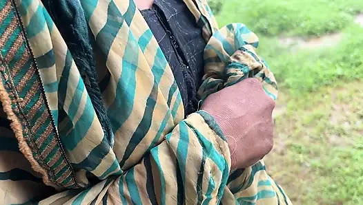 Hintli kız dışarıda eğleniyor