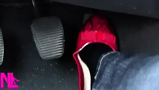 Kırmızı pattent düzlüklerde pedal pompalıyor ve hortumlu ayaklarımı rahatlatıyor
