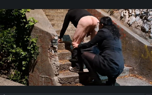 Ateşli orta yaşlı seksi kadın herkesin içinde açık havada götümü yalıyor