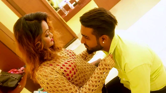 Ev sahibinin asılan oğlu seksi kiracısını becerdi