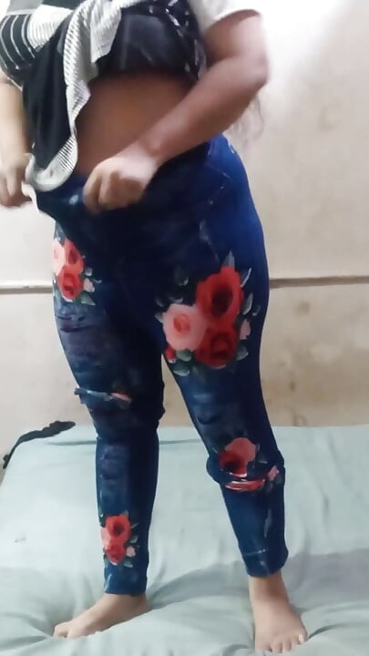 Seksi olgun yine kıyafetlerini değiştiriyor