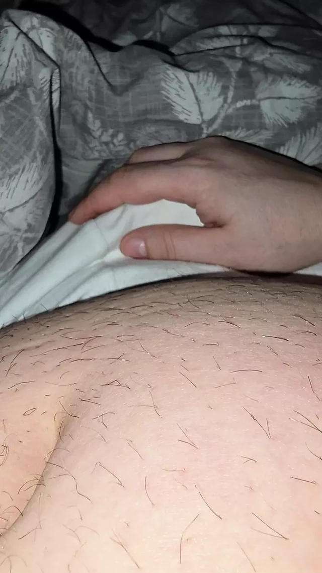 Beyaz külotlu üvey oğlu üvey annesinin eliyle sikine dokunuyor