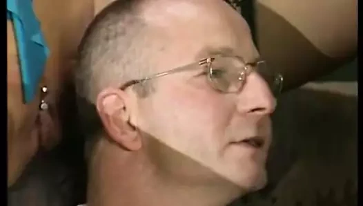 Sıcak swingers sikme ve işemek at evde