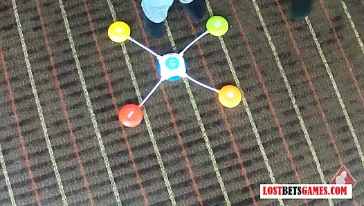 3 kız asla unutamayacağınız bir striptiz hafıza oyunu oynuyor