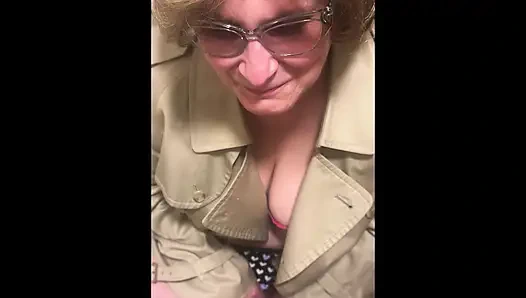 Üvey anne büyük memeli erkek delisi orta yaşlı seksi kadın büyük zenci yarağını lolipop gibi emiyor. Erkek delisi orta yaşlı seksi kadın genç erkek avcısı üvey anne