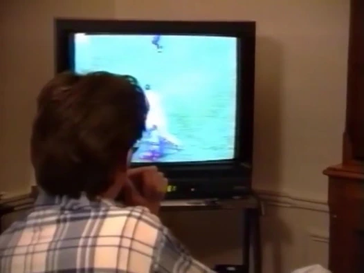 Fransa'dan iki ateşli kız oturma odasında uzun bir yarağı paylaşıyor