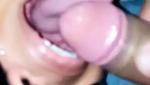 Üvey baba üvey kızına ilk kez gırtlağına kadar almayı ve işemeyi öğretiyor