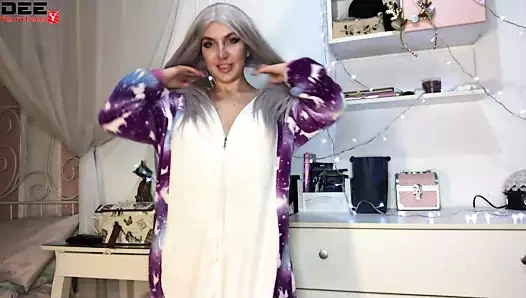 Seksi sarışın işten sonra kedi vibratör ile şehvetli oynuyor - amatör