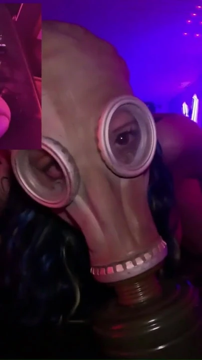 Волнующий момент из "Противогаза с контролем дыхания - оргазм с машиной для траха"