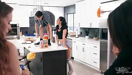 Trans melekler - Joey Michaels misyoner pozisyonunda sikilirken Zariah Aura'nın dik göğüslerine tapıyor