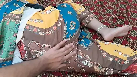 Üvey anne üvey oğlunu kağıt üzerinde oyun oynamaya davet ediyor