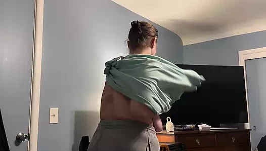 Üvey kız üvey oğlunun yarağını emmeyi reddediyor, bu yüzden kayınvalidesi onu emiyor!