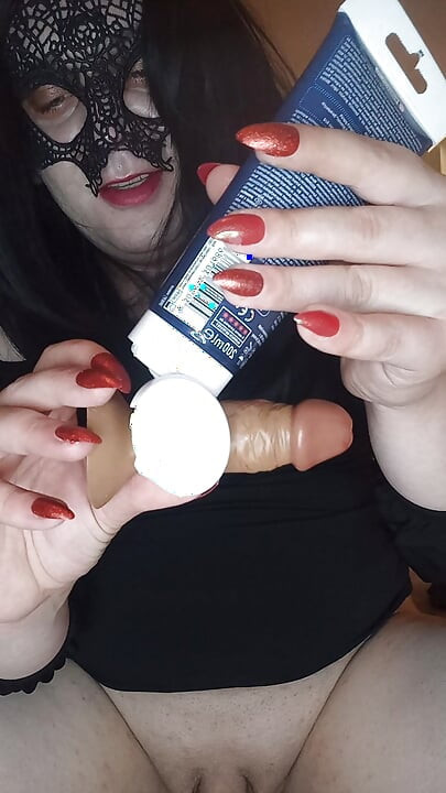 Transmom minik sıkı deliğini anal tıkaçla eğitiyor