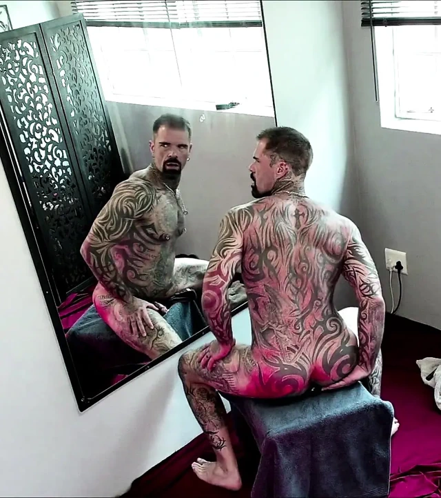 Tam vücut kas germe ve delik.