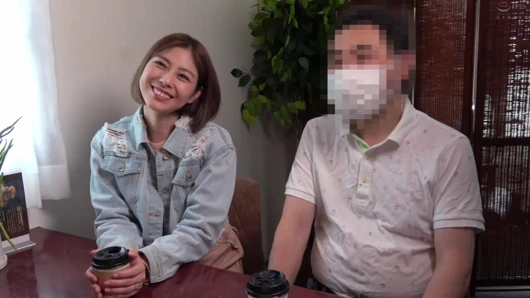 Olgun kadının mazoşist önünde sevişiyor, sert aldatıyor