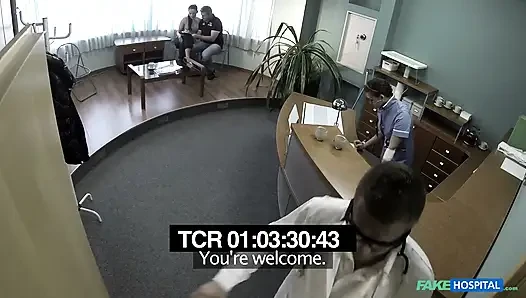 Fake hospital - kötü sırtlı genç kız derin yarak için eğilmekte zorlanıyor