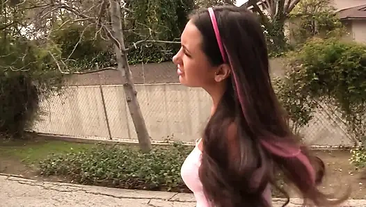 Darcy Tyler ve kocası on dokuz yaşındaki ateşli Amia Miley'i baştan çıkarıyor