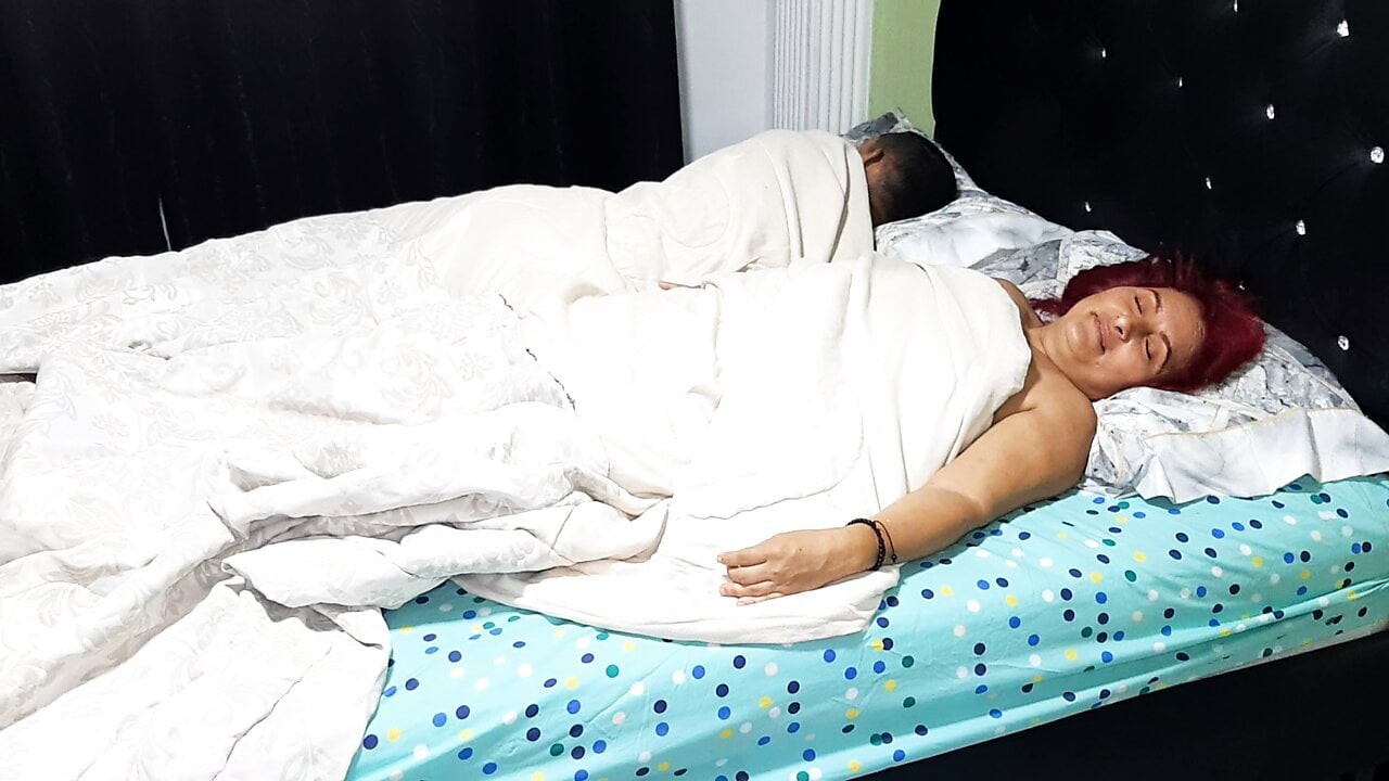 Onlar dinlenirken odalarına giriyorum, üvey annemin sikimi emmesini istiyorum, azgınım