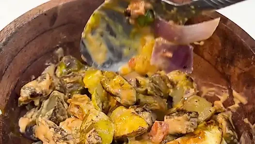 Zenci büyük yemek yaparken mutfakta çıplak twerk yapıyor