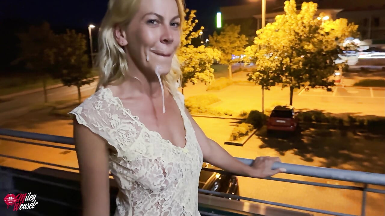 Çılgınca!! Randevudan sonra halka açık yerde sarışın bir kız sevişti!!