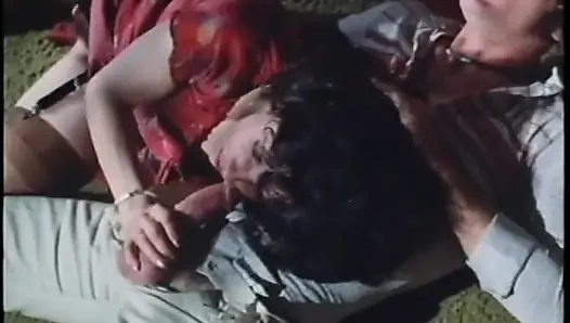 İki azgın seksi sürtük yarak emmeyi ve yarağa binmeyi gösteriyor
