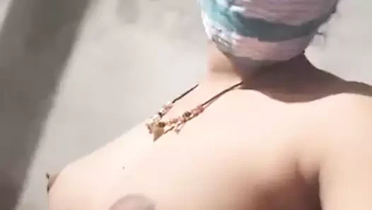 Sıcak desi kız göğüsler, video gösteriyor